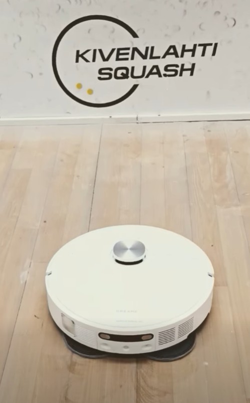 Kivenlahti Squashin uusi siivooja imuroi ja pesee kentät joka yö.